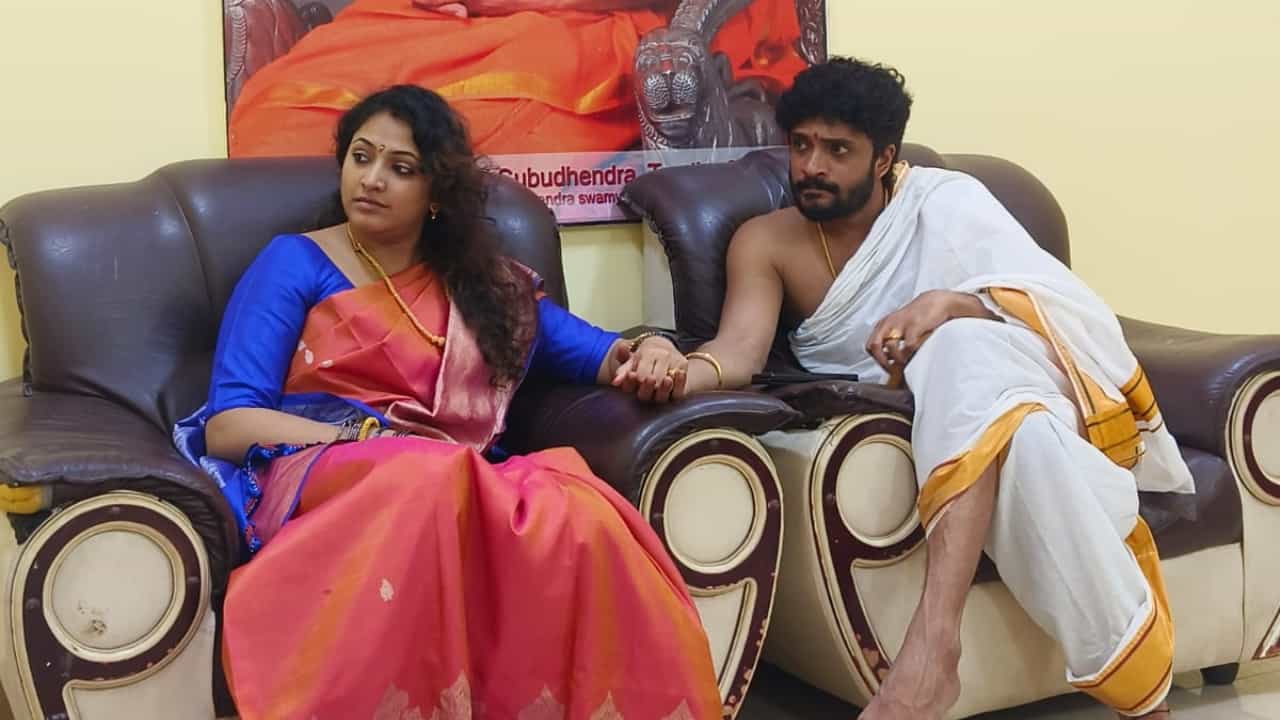 ಮಂತ್ರಾಲಯಕ್ಕೆ ತೆರಳಿ ರಾಯರ ದರ್ಶನ ಪಡೆದ ವಸಿಷ್ಠ ಸಿಂಹ-ಹರಿಪ್ರಿಯಾ ದಂಪತಿ ಮಂತ್ರಾಲಯಕ್ಕೆ ತೆರಳಿ ರಾಯರ ದರ್ಶನ ಪಡೆದ ವಸಿಷ್ಠ ಸಿಂಹ-ಹರಿಪ್ರಿಯಾ ದಂಪತಿ