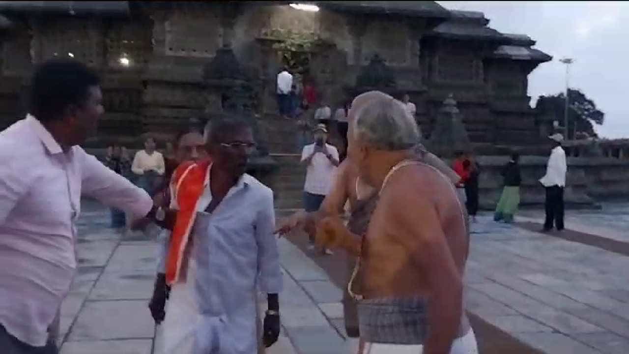 ಬೇಲೂರು ಚನ್ನಕೇಶವ ದೇಗುಲದಲ್ಲಿ ಭಕ್ತರು, ಆಡಳಿತ ಮಂಡಳಿ ನಡುವೆ ಜಟಾಪಟಿ; ಉತ್ಸವದಲ್ಲಿ ಅಡ್ಡೆಹೊರುವ ಬಗ್ಗೆ ಗಲಾಟೆ ಬೇಲೂರು ಚನ್ನಕೇಶವ ದೇಗುಲದಲ್ಲಿ ಭಕ್ತರು, ಆಡಳಿತ ಮಂಡಳಿ ನಡುವೆ ಜಟಾಪಟಿ; ಉತ್ಸವದಲ್ಲಿ ಅಡ್ಡೆಹೊರುವ ಬಗ್ಗೆ ಗಲಾಟೆ