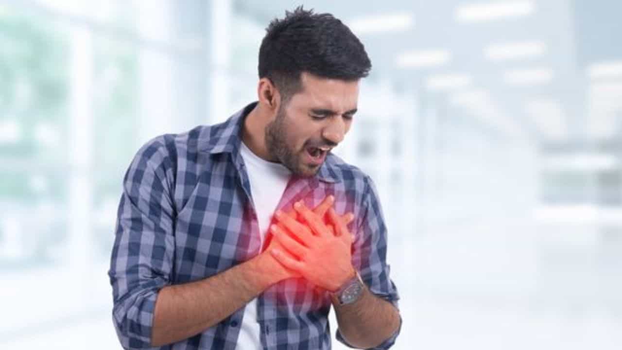 Heart Attack: ಯುವಜನರಲ್ಲಿ ಹೃದಯಾಘಾತಕ್ಕೆ ಕಾರಣವೇನು? ಈ ತಪ್ಪು ಮಾಡಬೇಡಿ Heart Attack: ಯುವಜನರಲ್ಲಿ ಹೃದಯಾಘಾತಕ್ಕೆ ಕಾರಣವೇನು? ಈ ತಪ್ಪು ಮಾಡಬೇಡಿ