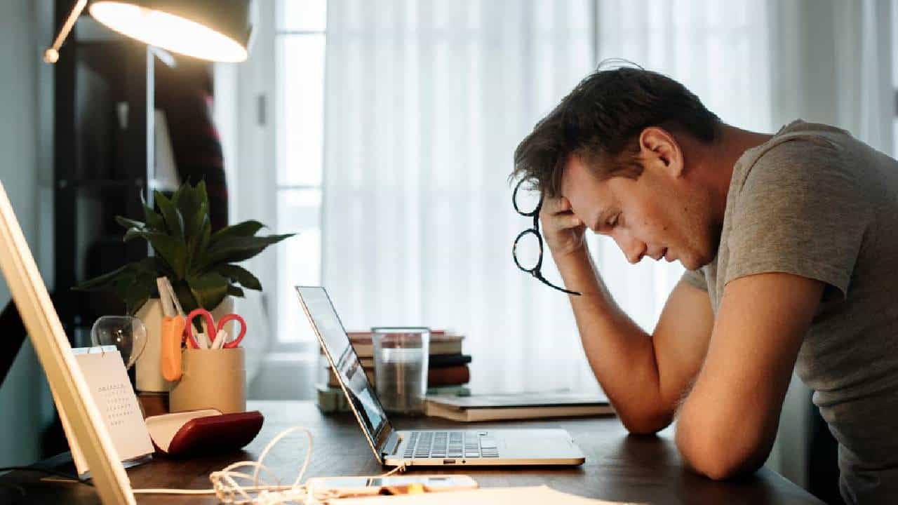 Stressful Situations: ಒತ್ತಡದ ಸಂದರ್ಭಗಳಲ್ಲಿ ನಿಮ್ಮನ್ನು ನೀವು ಶಾಂತಗೊಳಿಸಲು 6 ಸರಳ ಸಲಹೆಗಳು ಇಲ್ಲಿವೆ Stressful Situations: ಒತ್ತಡದ ಸಂದರ್ಭಗಳಲ್ಲಿ ನಿಮ್ಮನ್ನು ನೀವು ಶಾಂತಗೊಳಿಸಲು 6 ಸರಳ ಸಲಹೆಗಳು ಇಲ್ಲಿವೆ