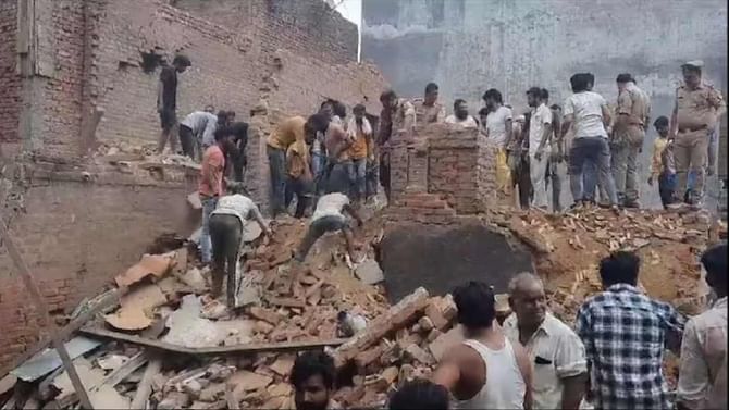 ಗಾಜಿಯಾಬಾದ್​ನಲ್ಲಿ ಮನೆ ಕುಸಿತ: 3 ಮಂದಿ ಸಿಲುಕಿರುವ ಶಂಕೆ