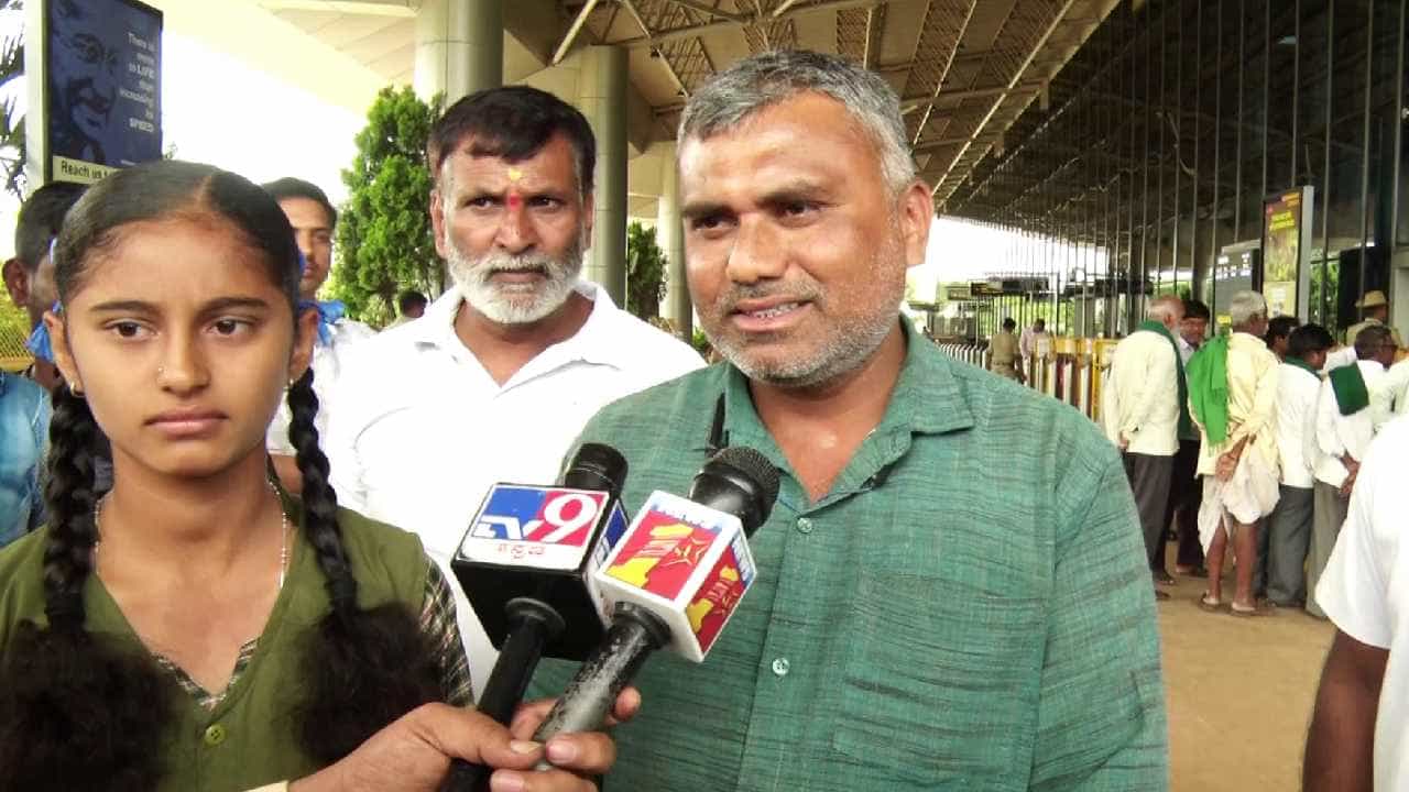 ವಿದ್ಯಾರ್ಥಿಸ್ನೇಹಿ ಸಿಎಂ ಎಂದು ಪತ್ರ ಬರೆದು ಧನ್ಯವಾದ ತಿಳಿಸಿದ್ದ ಧಾರವಾಡ ವಿದ್ಯಾರ್ಥಿನಿಯನ್ನು ಭೇಟಿ ಮಾಡಿದ ಸಿಎಂ ಸಿದ್ದರಾಮಯ್ಯ ವಿದ್ಯಾರ್ಥಿಸ್ನೇಹಿ ಸಿಎಂ ಎಂದು ಪತ್ರ ಬರೆದು ಧನ್ಯವಾದ ತಿಳಿಸಿದ್ದ ಧಾರವಾಡ ವಿದ್ಯಾರ್ಥಿನಿಯನ್ನು ಭೇಟಿ ಮಾಡಿದ ಸಿಎಂ ಸಿದ್ದರಾಮಯ್ಯ