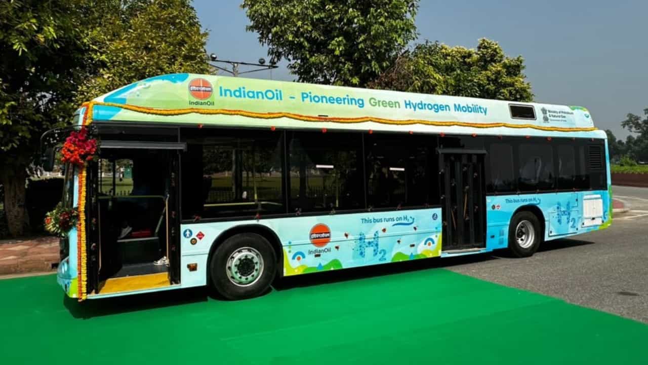 Hydrogen Fuel Cell Bus: ದೇಶದ ಮೊದಲ ಹೈಡ್ರೋಜನ್ ಇಂಧನ ಚಾಲಿತ ಬಸ್ ಸಂಚಾರಕ್ಕೆ ಚಾಲನೆ Hydrogen Fuel Cell Bus: ದೇಶದ ಮೊದಲ ಹೈಡ್ರೋಜನ್ ಇಂಧನ ಚಾಲಿತ ಬಸ್ ಸಂಚಾರಕ್ಕೆ ಚಾಲನೆ