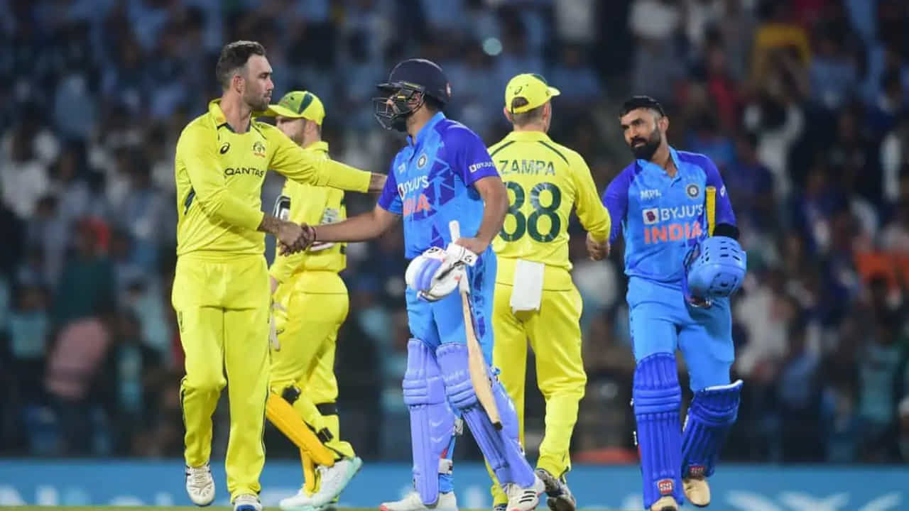 2023ರ ಏಷ್ಯಾಕಪ್ ಅನ್ನು ತನ್ನದಾಗಿಸಿಕೊಂಡಿರುವ ಟೀಂ ಇಂಡಿಯಾ, ಸೆಪ್ಟೆಂಬರ್ 22 ರಿಂದ ಪ್ರಾರಂಭವಾಗುವ ಮೂರು ಪಂದ್ಯಗಳ ಏಕದಿನ ಸರಣಿಯಲ್ಲಿ ಆಸ್ಟ್ರೇಲಿಯಾವನ್ನು ಎದುರಿಸಲಿದೆ. ಈ ಸರಣಿ 2023 ರ ವಿಶ್ವಕಪ್ನ ಆರಂಭಕ್ಕೂ ಮೊದಲು ಎರಡೂ ತಂಡಗಳಿಗೆ ಅಂತಿಮ ಸಿದ್ಧತೆಗೆ ಸಿಕ್ಕಿರುವ ಅವಕಾಶವಾಗಿದ್ದು, ಸರಣಿ ಗೆಲ್ಲುವ ಮೂಲಕ ವಿಶ್ವಕಪ್ಗೆ ಎಂಟ್ರಿಕೊಡಲು ಉಭಯ ತಂಡಗಳು ಕಾದಾಡಲಿವೆ.