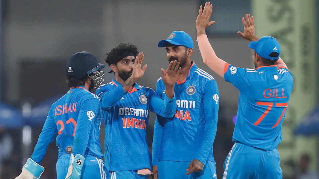 ಸೆಪ್ಟೆಂಬರ್ 24 ರಂದು ಭಾನುವಾರ ನಡೆದ ಆಸ್ಟ್ರೇಲಿಯಾ ವಿರುದ್ಧದ ಎರಡನೇ ಏಕದಿನ ಪಂದ್ಯದಲ್ಲಿ ಟೀಂ ಇಂಡಿಯಾ 99 ರನ್ಗಳ ಜಯ ಸಾಧಿಸಿದೆ. ಮಳೆಯಿಂದಾಗಿ ಆಸ್ಟ್ರೇಲಿಯಾ 33 ಓವರ್ಗಳಲ್ಲಿ 317 ರನ್ಗಳ ಗೆಲುವಿನ ಗುರಿ ಪಡೆಯಿತು. ಆದರೆ ಟೀಂ ಇಂಡಿಯಾದ ಬೌಲರ್ಗಳು ಆಸ್ಟ್ರೇಲಿಯಾವನ್ನು 28.2 ಓವರ್ಗಳಲ್ಲಿ 217 ರನ್ಗಳಿಗೆ ಆಲೌಟ್ ಮಾಡಿದರು.