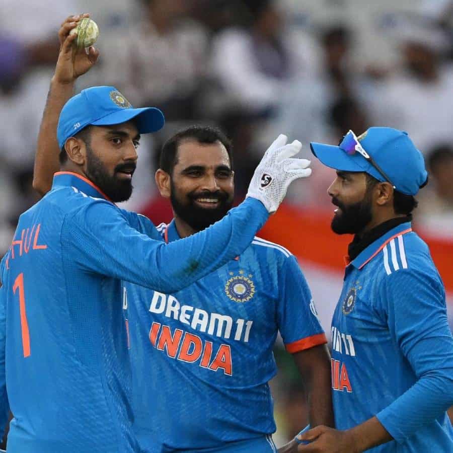 ಆಸ್ಟ್ರೇಲಿಯಾ ವಿರುದ್ಧದ ಏಕದಿನ ಸರಣಿಯನ್ನು ಭಾರತ ಕ್ರಿಕೆಟ್ ತಂಡ ಭರ್ಜರಿ ಆಗಿ ಆರಂಭಿಸಿದೆ. ಮೊಹಾಲಿಯ ಪಂಜಾಬ್ ಕ್ರಿಕೆಟ್ ಅಸೋಸಿಯೇಷನ್ ಐಎಸ್ ಬಿಂದ್ರ ಸ್ಟೇಡಿಯಂನಲ್ಲಿ ನಡೆದ ಪಂದ್ಯದಲ್ಲಿ ಟೀಮ್ ಇಂಡಿಯಾ 5 ವಿಕೆಟ್ಗಳ ಭರ್ಜರಿ ಜಯ ಸಾಧಿಸಿತು.