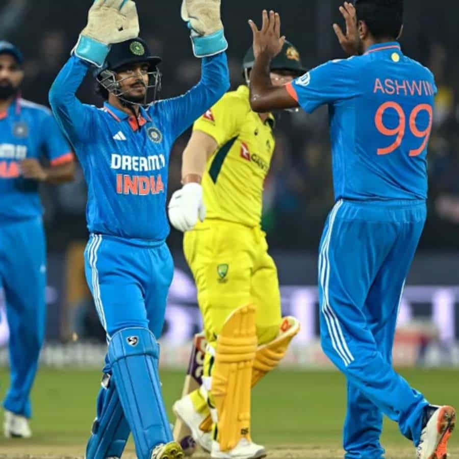 ಆಸ್ಟ್ರೇಲಿಯಾ ವಿರುದ್ಧದ ಏಕದಿನ ಸರಣಿಯನ್ನು ಭಾರತ ತಂಡ ವಶಪಡಿಸಿಕೊಂಡಿದೆ. ಭಾನುವಾರ ಇಂದೋರ್ನ ಹೋಲ್ಕರ್ ಕ್ರಿಕೆಟ್ ಸ್ಟೇಡಿಯಂನಲ್ಲಿ ನಡೆದ ದ್ವಿತೀಯ ಏಕದಿನ ಪಂದ್ಯದಲ್ಲಿ ಬೊಂಬಾಟ್ ಪ್ರದರ್ಶನ ತೋರಿದ ಭಾರತ 99 ರನ್ಗಳ ಅಮೋಘ ಗೆಲುವು ಕಂಡಿತು. ಈ ಜಯದ ಮೂಲಕ ಮೂರು ಪಂದ್ಯಗಳ ಏಕದಿನ ಸರಣಿಯಲ್ಲಿ ಟೀಮ್ ಇಂಡಿಯಾ 2-0 ಮುನ್ನಡೆ ಸಾಧಿಸಿ ಸರಣಿ ವಶಪಡಿಸಿಕೊಂಡಿದೆ.
