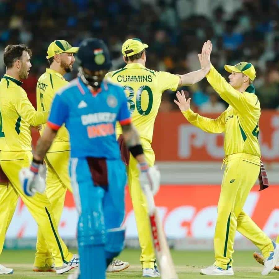 ಭಾರತ ತಂಡದ ದಿಗ್ಗಜ ಆಟಗಾರರ ಕಮ್ಬ್ಯಾಕ್ ಹೊರತಾಗಿಯೂ ಆಸ್ಟ್ರೇಲಿಯಾ ವಿರುದ್ಧದ ಮೂರನೇ ಏಕದಿನ ಪಂದ್ಯದಲ್ಲಿ ಟೀಮ್ ಇಂಡಿಯಾ ಸೋಲು ಕಂಡಿದೆ. ರಾಜ್ಕೋಟ್ನ ಸೌರಾಷ್ಟ್ರ ಕ್ರಿಕೆಟ್ ಅಸೋಸಿಯೇಷನ್ ಸ್ಟೇಡಿಯಂನಲ್ಲಿ ನಡೆದ ಅಂತಿಮ ಪಂದ್ಯದಲ್ಲಿ ರೋಹಿತ್ ಪಡೆ ವೈಫಲ್ಯ ಅನುಭವಿಸಿ ಸರಣಿ ಕ್ಲೀನ್ ಸ್ವೀಪ್ ಮಾಡುವಲ್ಲಿ ಎಡವಿತು.