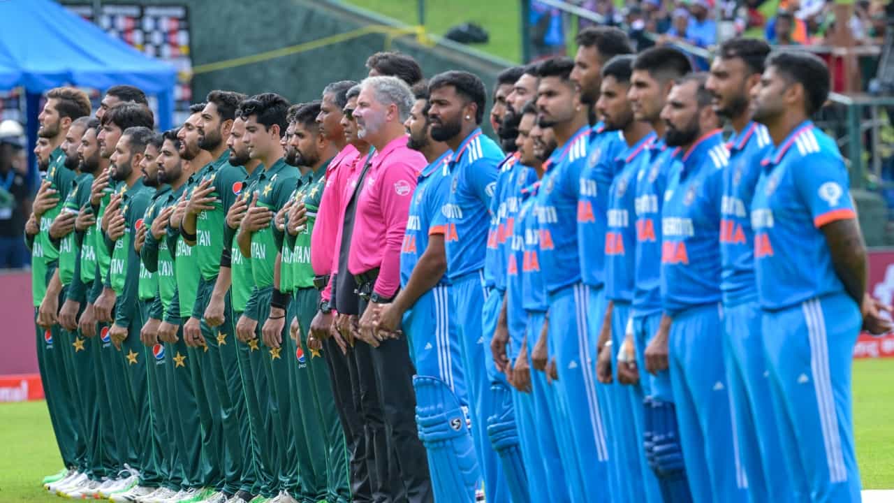 ಪ್ರಸ್ತುತ ನಡೆಯುತ್ತಿರುವ ಏಷ್ಯಾಕಪ್ನಲ್ಲಿ ಟೀಂ ಇಂಡಿಯಾ ಏಕೈಕ ಪಂದ್ಯವನ್ನಾಡಿ ಇದೀಗ ಸೂಪರ್ 4 ಹಂತಕ್ಕೆ ಎಂಟ್ರಿಕೊಟ್ಟಿದೆ. ಲೀಗ್ ಹಂತದಲ್ಲಿ ನಡೆದ ಏಕೈಕ ಪಂದ್ಯದಲ್ಲಿ ನೇಪಾಳ ವಿರುದ್ಧ ಗೆದ್ದು ಬೀಗಿದ ಭಾರತಕ್ಕೆ ಮುಂದಿನ ಎದುರಾಳಿಯಾಗಿ ಪಾಕಿಸ್ತಾನ ಮತ್ತೊಮ್ಮ ಎದುರಾಗುತ್ತಿದೆ.