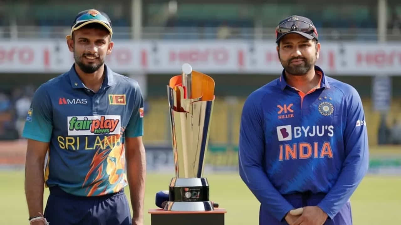 ಕೊಲಂಬೊ ಭಾನುವಾರ ನಡೆಯಲಿರುವ ಏಷ್ಯಾಕಪ್ 2023ರ ಫೈನಲ್ಗೆ ಸಜ್ಜಾಗಿದೆ . ಟೂರ್ನಿಯ ಅತ್ಯಂತ ಯಶಸ್ವಿ ತಂಡವಾದ ಭಾರತ ಮತ್ತು ಕಳೆದ ಬಾರಿಯ ಚಾಂಪಿಯನ್ ಶ್ರೀಲಂಕಾ ಇಂದು ಪ್ರೇಮದಾಸ ಕ್ರೀಡಾಂಗಣದಲ್ಲಿ ಏಷ್ಯಾಕಪ್ನ ಅಂತಿಮ ಕದನದಲ್ಲಿ ಮುಖಾಮುಖಿಯಾಗಲಿವೆ. ಇದೇ ಪಂದ್ಯದಲ್ಲಿ ಉಭಯ ತಂಡಗಳ ಆಟಗಾರರು ಹಲವು ದಾಖಲೆಗಳನ್ನು ಬರೆಯುವ ಹೊಸ್ತಿಲಿನಲ್ಲಿದ್ದಾರೆ.
