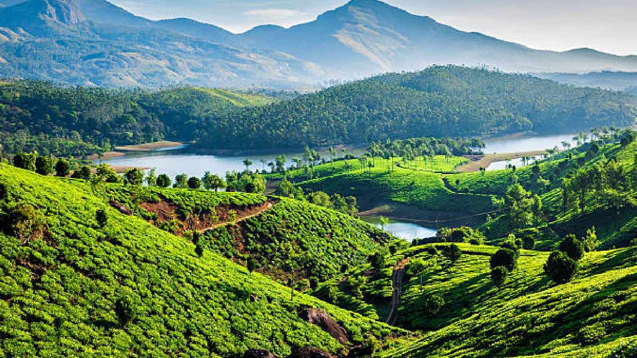 ಬೇಸಿಗೆಯ ಬಿಸಿ ಕಡಿಮೆಯಾಗಿ, ಮಳೆಯ ಅಬ್ಬರವೂ ಕಡಿಮೆಯಾಗುತ್ತಿದೆ. ಭಾರತದ ಅದ್ಭುತ ಸೌಂದರ್ಯವನ್ನು ಆಸ್ವಾದಿಸಲು ಸೆಪ್ಟೆಂಬರ್ ಹೇಳಿಮಾಡಿಸಿದ ಸಮಯ. ನೀವೇನಾದರೂ ಈ ಸಮಯದಲ್ಲಿ ಟ್ರಿಪ್ ಹೋಗುವ ಪ್ಲಾನ್ ಮಾಡಿದ್ದರೆ ನೀವು ಮಿಸ್ ಮಾಡಲೇಬಾರದ ಕೆಲವು ಸ್ಥಳಗಳ ಪಟ್ಟಿ ಇಲ್ಲಿದೆ.