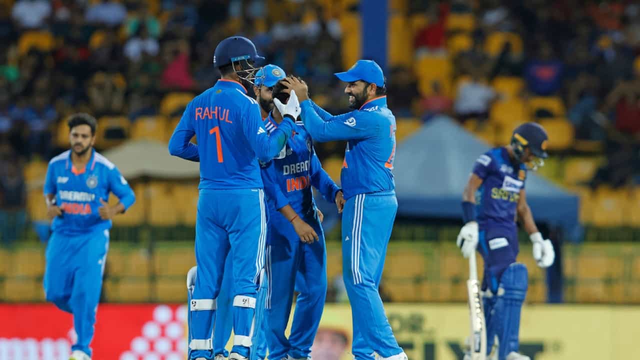 2023ರ ಏಷ್ಯಾಕಪ್ನಲ್ಲಿ ಟೀಂ ಇಂಡಿಯಾ ಫೈನಲ್ ಪ್ರವೇಶಿಸಿದೆ. ರೋಹಿತ್ ಶರ್ಮಾ ನಾಯಕತ್ವದ ಭಾರತ ತಂಡವು ಸತತ ಎರಡು ದಿನಗಳಲ್ಲಿ ಪಾಕಿಸ್ತಾನ ಮತ್ತು ನಂತರ ಶ್ರೀಲಂಕಾವನ್ನು ಸೋಲಿಸುವ ಮೂಲಕ ಸೆಪ್ಟೆಂಬರ್ 17 ರಂದು ನಡೆಯಲಿರುವ ಪ್ರಶಸ್ತಿ ಪಂದ್ಯದ ಟಿಕೆಟ್ ಅನ್ನು ಗೆದ್ದುಕೊಂಡಿತು.