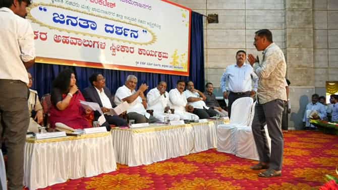 ಚಾಮರಾಜನಗರ: ನಿವೇಶನ ಕೊಡಿ, ಇಲ್ಲ ದಯಾಮರಣ ಅನುಮತಿ ನೀಡಿ,