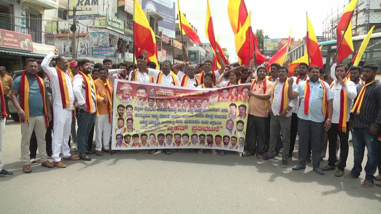 ತಮಿಳುನಾಡು ಗಡಿಯಲ್ಲಿ ಭುಗಿಲೆದ್ದ ಕಾವೇರಿ ಕಿಚ್ಚು: ಸೋಲೂರು ಬಳಿ ಕರವೇ ಕಾರ್ಯಕರ್ತರು ಪೊಲೀಸ್ ವಶಕ್ಕೆ ತಮಿಳುನಾಡು ಗಡಿಯಲ್ಲಿ ಭುಗಿಲೆದ್ದ ಕಾವೇರಿ ಕಿಚ್ಚು: ಸೋಲೂರು ಬಳಿ ಕರವೇ ಕಾರ್ಯಕರ್ತರು ಪೊಲೀಸ್ ವಶಕ್ಕೆ