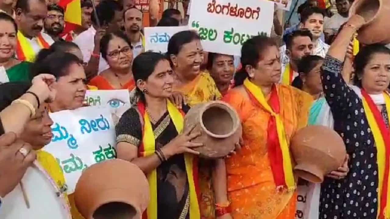 ಕಾವೇರಿ ವಿವಾದ: ಕರ್ನಾಟಕ ಬಂದ್ಗೆ 100ಕ್ಕೂ ಹೆಚ್ಚು ಸಂಘಟನೆಗಳ ಬೆಂಬಲ, ಹಲವೆಡೆ ರಸ್ತೆ ತಡೆ ಸಾಧ್ಯತೆ ಕಾವೇರಿ ವಿವಾದ: ಕರ್ನಾಟಕ ಬಂದ್ಗೆ 100ಕ್ಕೂ ಹೆಚ್ಚು ಸಂಘಟನೆಗಳ ಬೆಂಬಲ, ಹಲವೆಡೆ ರಸ್ತೆ ತಡೆ ಸಾಧ್ಯತೆ