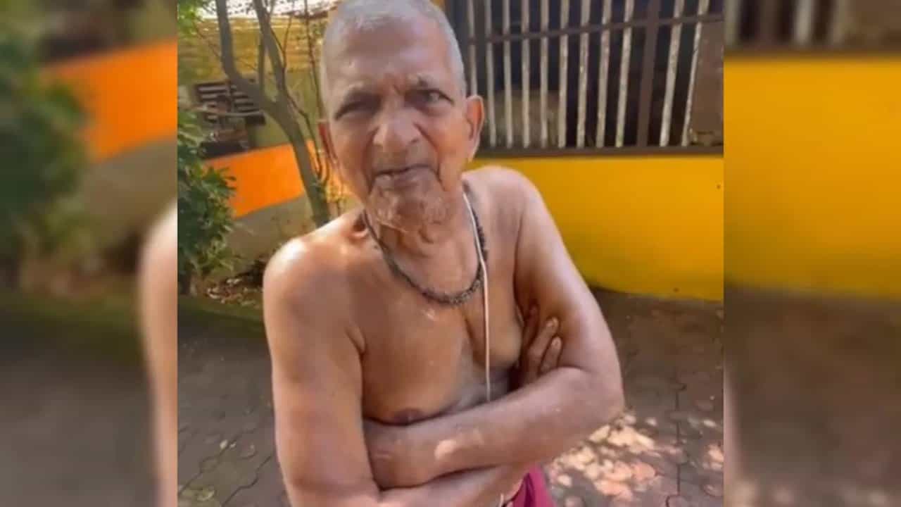 ಕೋಟ್ಯಂತರ ರೂ. ಮೌಲ್ಯದ ಷೇರುಗಳ ಒಡೆಯ, ಸಣ್ಣ ಮನೆಯಲ್ಲಿ ಸರಳ ಜೀವನ; ಸಾಮಾಜಿಕ ಮಾಧ್ಯಮದಲ್ಲಿ ಸದ್ದು ಮಾಡ್ತಿದ್ದಾರೆ ಕರ್ನಾಟಕದ ವೃದ್ಧ ಕೋಟ್ಯಂತರ ರೂ. ಮೌಲ್ಯದ ಷೇರುಗಳ ಒಡೆಯ, ಸಣ್ಣ ಮನೆಯಲ್ಲಿ ಸರಳ ಜೀವನ; ಸಾಮಾಜಿಕ ಮಾಧ್ಯಮದಲ್ಲಿ ಸದ್ದು ಮಾಡ್ತಿದ್ದಾರೆ ಕರ್ನಾಟಕದ ವೃದ್ಧ