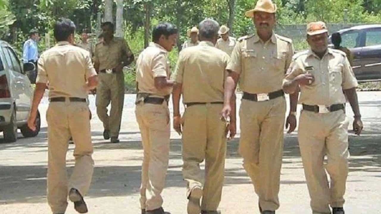 ಕರ್ನಾಟಕ ಬಂದ್ಗೆ ಬಿಗಿ ಭದ್ರತೆ; ಬಲವಂತದ ಬಂದ್ ಮಾಡಿಸಿದರೆ ಕಠಿಣ ಕ್ರಮದ ಎಚ್ಚರಿಕೆ ಕರ್ನಾಟಕ ಬಂದ್ಗೆ ಬಿಗಿ ಭದ್ರತೆ; ಬಲವಂತದ ಬಂದ್ ಮಾಡಿಸಿದರೆ ಕಠಿಣ ಕ್ರಮದ ಎಚ್ಚರಿಕೆ
