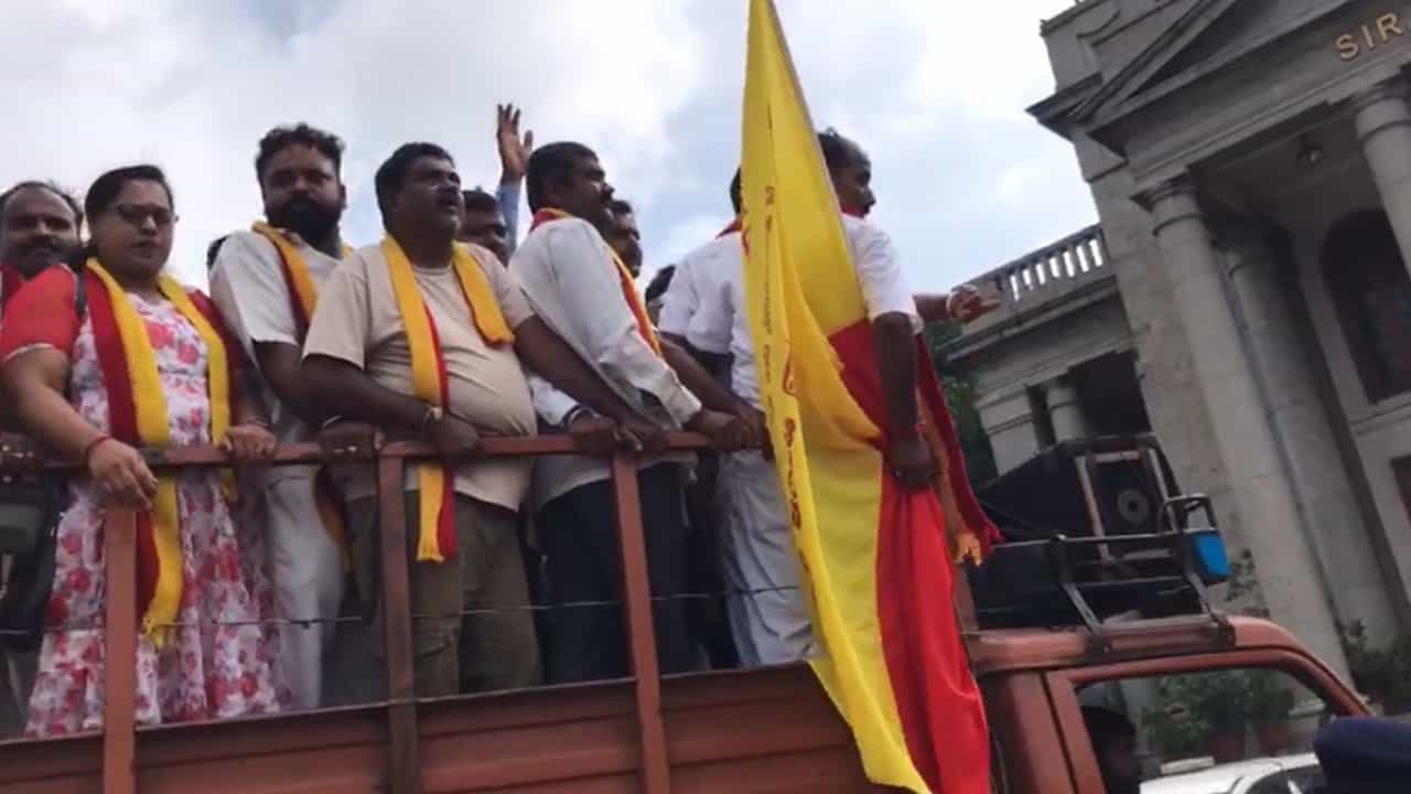 ಬೆಂಗಳೂರು ಬಂದ್ ಶಾಂತಿಯುತ; ಬಹುತೇಕ ಪ್ರದೇಶಗಳಲ್ಲಿ ಜನಜೀವನ ಸಹಜ ಸ್ಥಿತಿಯತ್ತ ಬೆಂಗಳೂರು ಬಂದ್ ಶಾಂತಿಯುತ; ಬಹುತೇಕ ಪ್ರದೇಶಗಳಲ್ಲಿ ಜನಜೀವನ ಸಹಜ ಸ್ಥಿತಿಯತ್ತ