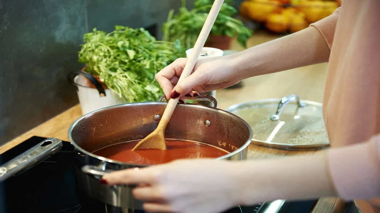 Kitchen utensils: ನೀವು ಸ್ಟೀಲ್ ಪಾತ್ರೆಯಲ್ಲಿ ಅಡುಗೆ ಮಾಡುತ್ತಿದ್ದೀರಾ? ಹಾಗಾದರೆ ಈ ಎಚ್ಚರಿಕೆಗಳನ್ನು ಗಮನಿಸಿ!
