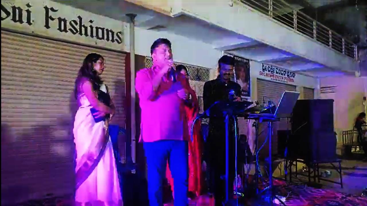 ಗಣೇಶ ಸಮಾರಂಭದಲ್ಲಿ ಅಕ್ಬರ್ ಎಂಬುವವರಿಂದ ಗಾಯನ ಕಾರ್ಯಕ್ರಮ ಮಾಡಿಸುವ ಮೂಲಕ ಗಮನ