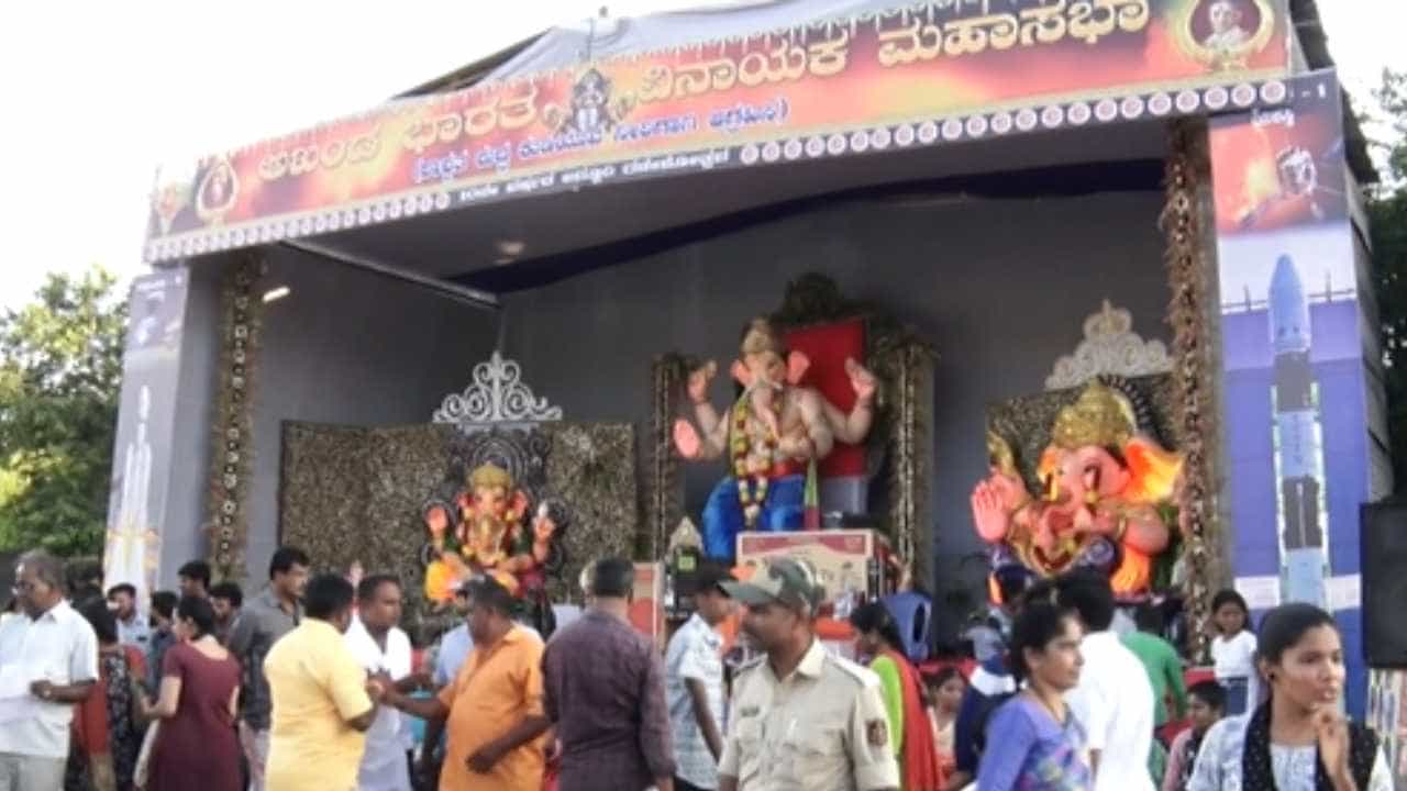 ಗಣೇಶ ಪ್ರತಿಷ್ಠಾಪನೆಯಲ್ಲೂ ಪ್ರತಿಭಟನೆ ಸಂದೇಶ: ಸಂಸ್ಕೃತಿ ಸಂಪ್ರದಾಯ ಬೆಳೆಸುವ ಪ್ರಯತ್ನ! ಗಣೇಶ ಪ್ರತಿಷ್ಠಾಪನೆಯಲ್ಲೂ ಪ್ರತಿಭಟನೆ ಸಂದೇಶ: ಸಂಸ್ಕೃತಿ ಸಂಪ್ರದಾಯ ಬೆಳೆಸುವ ಪ್ರಯತ್ನ!