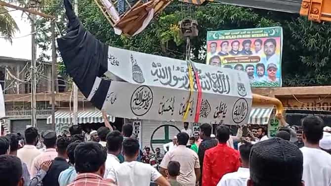ಈದ್ ಮಿಲಾದ್ ಪ್ರಯುಕ್ತ ಕ್ಲಾಕ್ ಟವರ್​ನಲ್ಲಿ ಅಳವಡಿಸಿದ್ದ ಕತ್ತಿ ತೆರವು