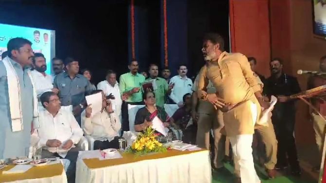 ಕೋಲಾರ ಶಾಸಕ ಎಸ್.ಎನ್ ನಾರಾಯಣಸ್ವಾಮಿ, ಸಂಸದ ಎಸ್ ಮುನಿಸ್ವಾಮಿ ವಿರುದ್ಧ FIR ಕೋಲಾರ ಶಾಸಕ ಎಸ್.ಎನ್ ನಾರಾಯಣಸ್ವಾಮಿ, ಸಂಸದ ಎಸ್ ಮುನಿಸ್ವಾಮಿ ವಿರುದ್ಧ FIR