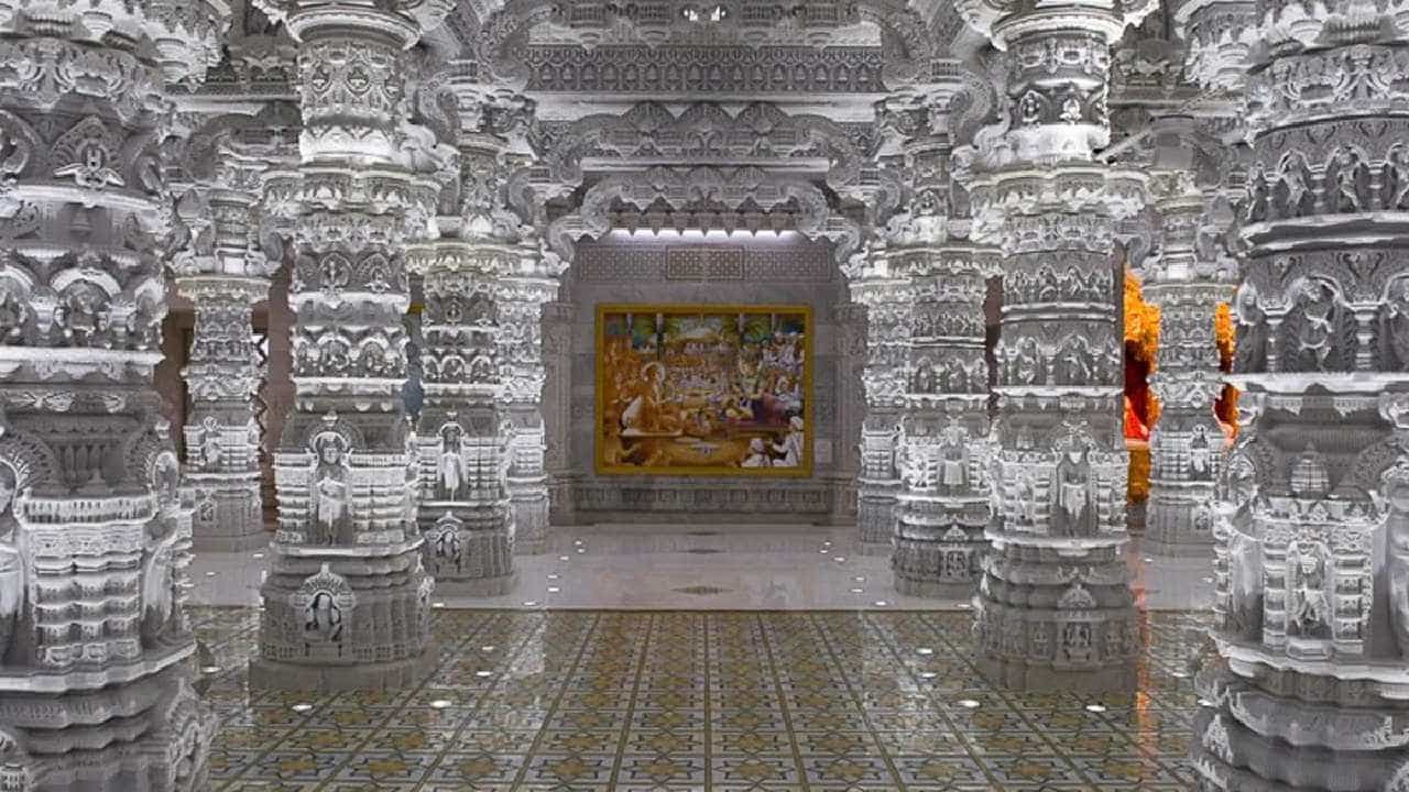 ಅತಿ ದೊಡ್ಡ ಹಿಂದೂ ದೇವಾಲಯ ಎಂಬ ಹೆಗ್ಗಳಿಕೆಗೆ ಪಾತ್ರವಾಗಿರುವ ಅಮೆರಿಕದ ಅಮೆರಿಕಾದ ನ್ಯೂ ಜೆರ್ಸಿಯ ಸ್ವಾಮಿ ನಾರಾಯಣ ದೇಗುಲ ಬಹುತೇಕ ಪೂರ್ಣಗೊಂಡಿದ್ದು, ಅಕ್ಟೋಬರ್ 8 ರಂದು ಉದ್ಘಾಟನೆಯಾಗಲಿದೆ.