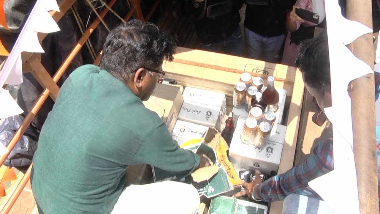 ಬೆಳಗಾವಿ: ಗೋವಾದಿಂದ ಅಕ್ರಮವಾಗಿ ಸಾಗಿಸಲು ಯತ್ನ, 18 ವಿವಿಧ ನಮೂನೆ ಮದ್ಯ ಜಪ್ತಿ ಬೆಳಗಾವಿ: ಗೋವಾದಿಂದ ಅಕ್ರಮವಾಗಿ ಸಾಗಿಸಲು ಯತ್ನ, 18 ವಿವಿಧ ನಮೂನೆ ಮದ್ಯ ಜಪ್ತಿ