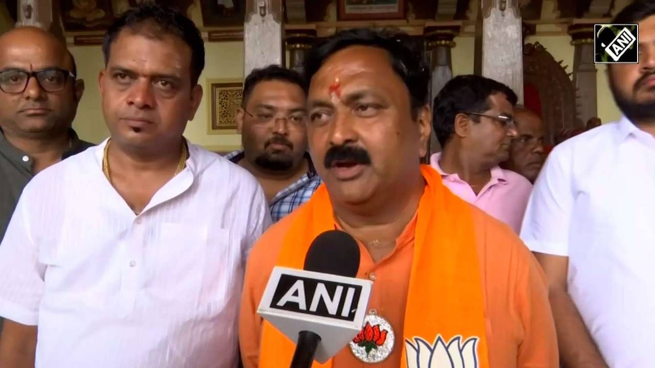 ಸರ್ಕಾರದ ಕುಮ್ಮಕ್ಕಿನಿಂದ ಹು-ಧಾ ಪಾಲಿಕೆ ಆಯುಕ್ತರು ಈದ್ಗಾ ಮೈದಾನದಲ್ಲಿ ಗಣೇಶ ಪ್ರತಿಷ್ಠಾಪನೆಗೆ ಅನುಮತಿ ನೀಡುತ್ತಿಲ್ಲ: ಮಹೇಶ್ ಟೆಂಗಿನಕಾಯಿ ಸರ್ಕಾರದ ಕುಮ್ಮಕ್ಕಿನಿಂದ ಹು-ಧಾ ಪಾಲಿಕೆ ಆಯುಕ್ತರು ಈದ್ಗಾ ಮೈದಾನದಲ್ಲಿ ಗಣೇಶ ಪ್ರತಿಷ್ಠಾಪನೆಗೆ ಅನುಮತಿ ನೀಡುತ್ತಿಲ್ಲ: ಮಹೇಶ್ ಟೆಂಗಿನಕಾಯಿ