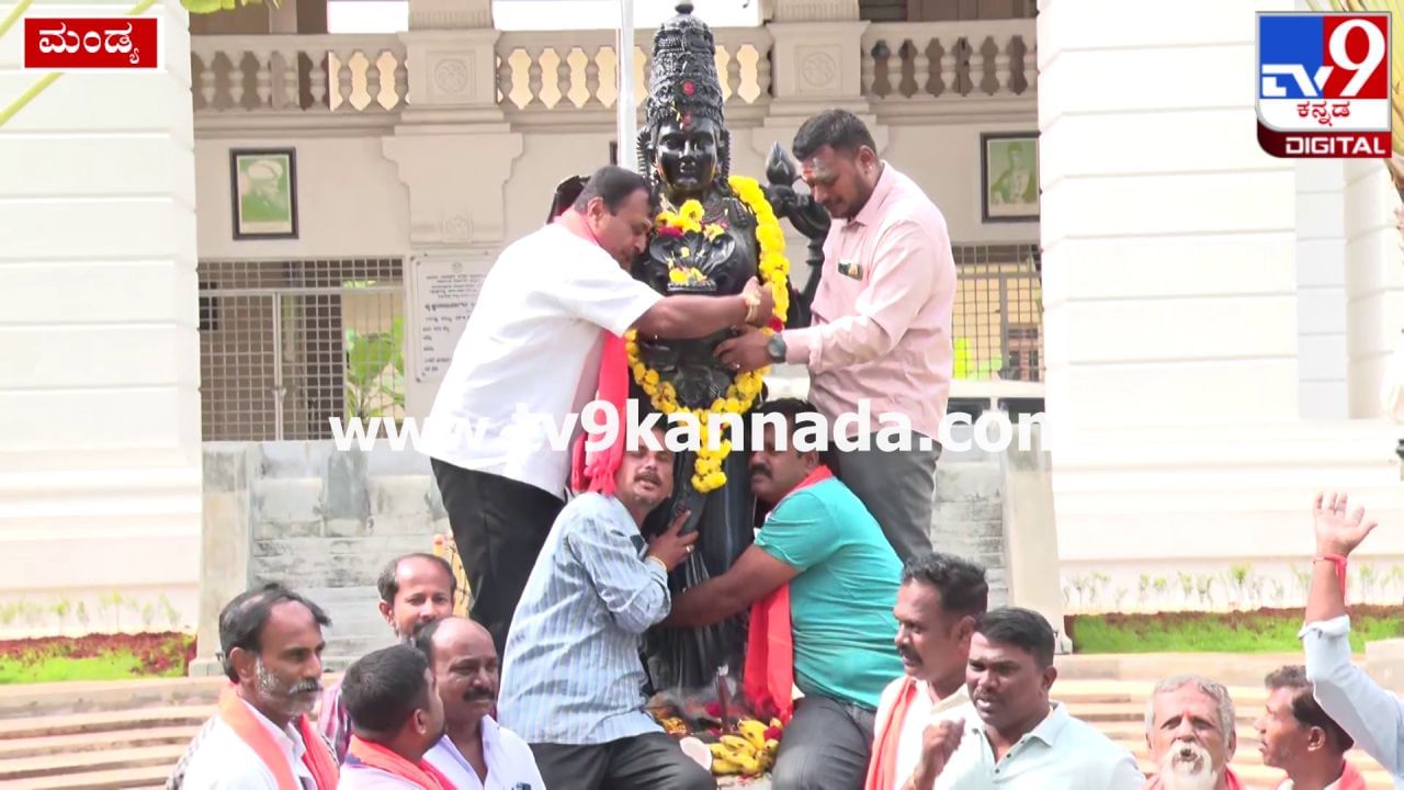 ಮಂಡ್ಯದಲ್ಲಿ ಮುಂದುವರೆದ ಕಾವೇರಿ ಕಿಚ್ಚು; ಕಾವೇರಿ ಪ್ರತಿಮೆಗೆ ಪೂಜೆ ಸಲ್ಲಿಸಿ ಅಪ್ಪಿಕೊ ಚಳುವಳಿ