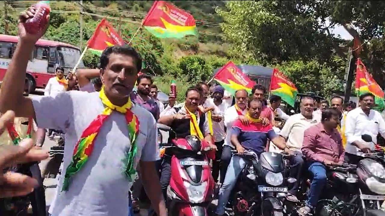 ತಮಿಳುನಾಡಿಗೆ ಕಾವೇರಿ ನೀರು: ವಿವಿಧ ಕನ್ನಡಪರ ಸಂಘಟನೆ ಕಾರ್ಯಕರ್ತರಿಂದ ಮಳವಳ್ಳಿಯಲ್ಲಿ ರಕ್ತ ಚಳುವಳಿ ತಮಿಳುನಾಡಿಗೆ ಕಾವೇರಿ ನೀರು: ವಿವಿಧ ಕನ್ನಡಪರ ಸಂಘಟನೆ ಕಾರ್ಯಕರ್ತರಿಂದ ಮಳವಳ್ಳಿಯಲ್ಲಿ ರಕ್ತ ಚಳುವಳಿ