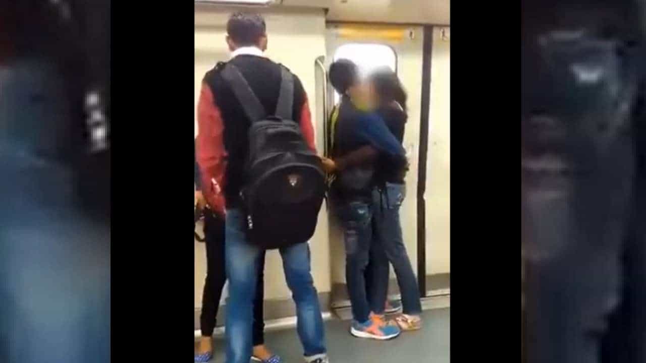 Viral Video: ದೆಹಲಿ: ಮೆಟ್ರೋ ಕೋಚ್ನಲ್ಲಿ ಚುಂಬಿಸುತ್ತಿರುವ ಜೋಡಿ; ಮತ್ತೆ ಆಕ್ರೋಶಗೊಂಡ ನೆಟ್ಟಿಗರು Viral Video: ದೆಹಲಿ: ಮೆಟ್ರೋ ಕೋಚ್ನಲ್ಲಿ ಚುಂಬಿಸುತ್ತಿರುವ ಜೋಡಿ; ಮತ್ತೆ ಆಕ್ರೋಶಗೊಂಡ ನೆಟ್ಟಿಗರು