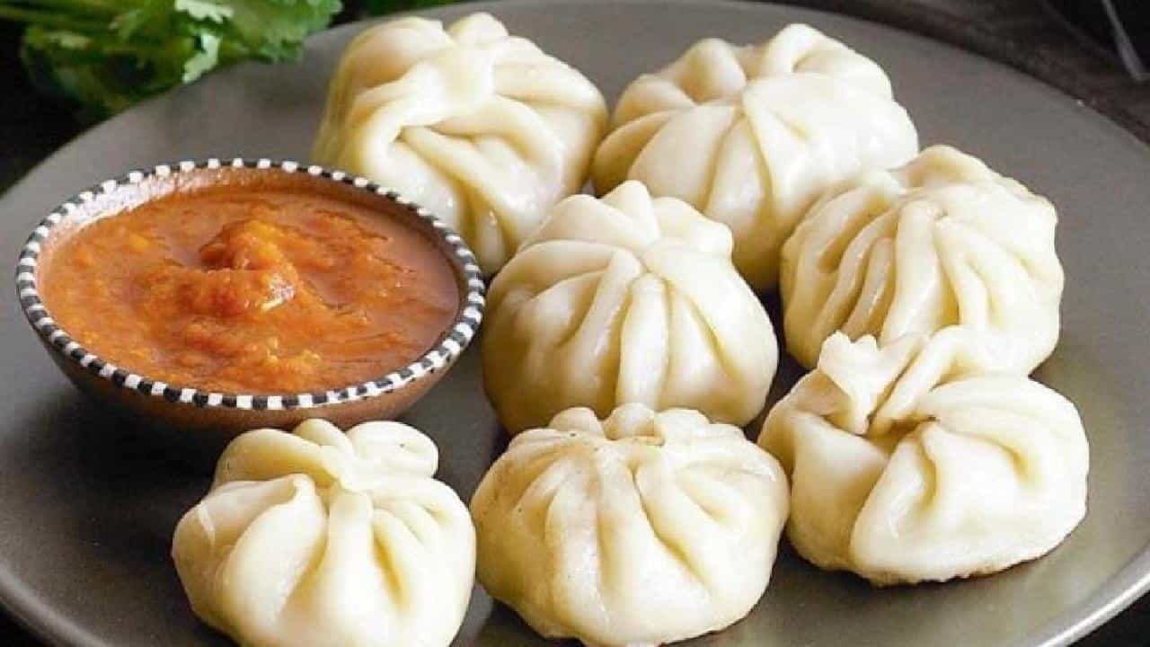 ಹೊಸ ಹೊಸ ರೀತಿಯ ತಿಂಡಿ- ತಿನಿಸುಗಳು ಹೋಟೆಲ್ಗಳಲ್ಲಿ, ರಸ್ತೆ ಬದಿಯ ಫುಡ್ ಸ್ಟಾಲ್ಗಳಲ್ಲಿ ಸ್ಥಾನ ಪಡೆಯುತ್ತಲೇ ಇರುತ್ತದೆ. ಅದರಲ್ಲಿ ಇತ್ತೀಚೆಗೆ ಸೇರ್ಪಡೆಯಾಗಿರುವ ತಿಂಡಿ ಮೋಮೋಸ್.