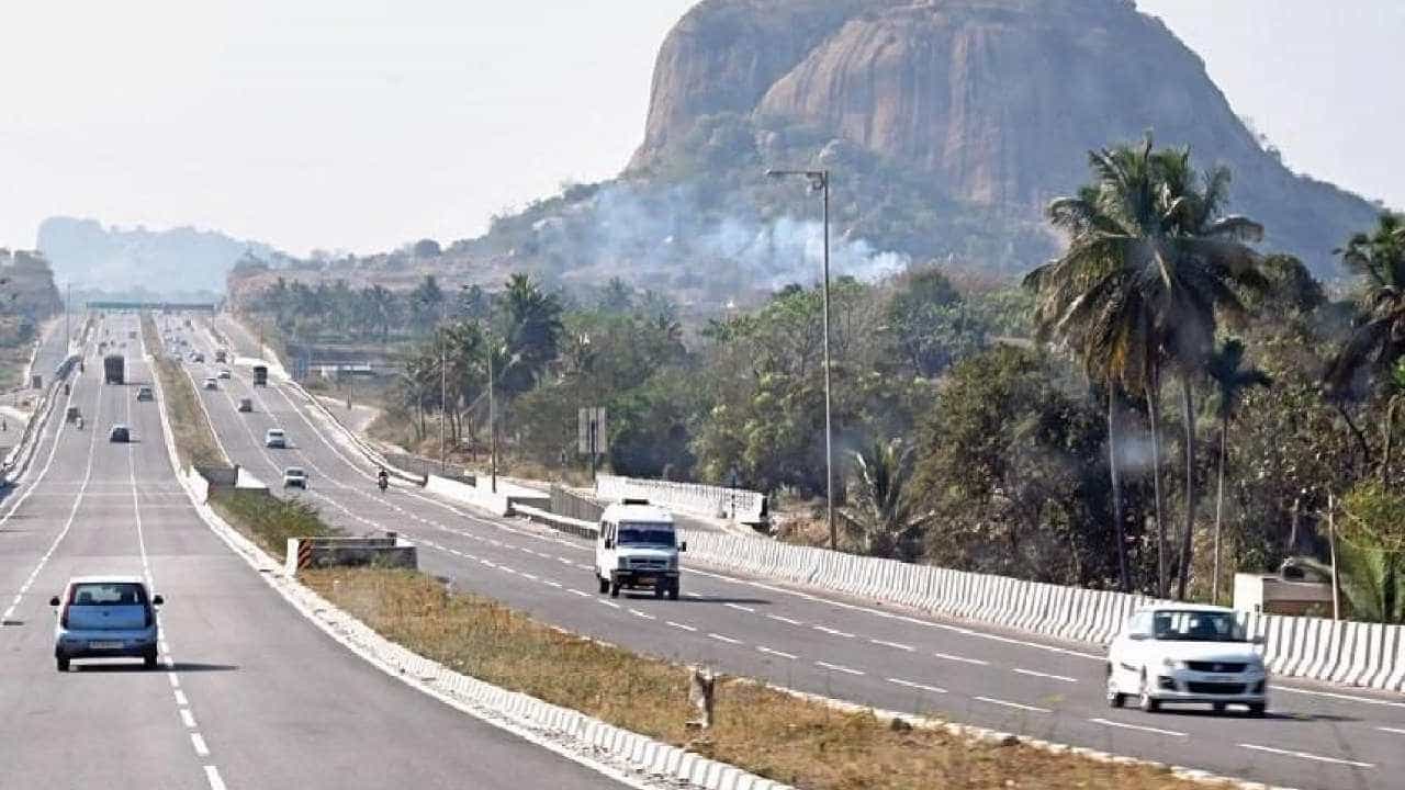 ಮಂಡ್ಯ ರೈತರಿಂದ ನಾಳೆ ಬೆಂಗಳೂರು-ಮೈಸೂರು ಎಕ್ಸ್ಪ್ರೆಸ್ವೇ, ರೈಲು ತಡೆ ಚಳವಳಿ ಮಂಡ್ಯ ರೈತರಿಂದ ನಾಳೆ ಬೆಂಗಳೂರು-ಮೈಸೂರು ಎಕ್ಸ್ಪ್ರೆಸ್ವೇ, ರೈಲು ತಡೆ ಚಳವಳಿ