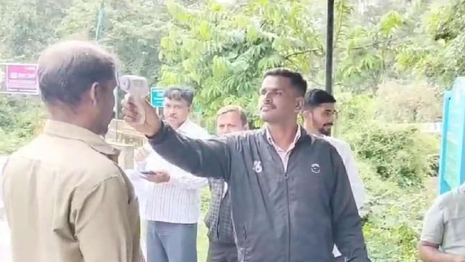 ರಾಜ್ಯದಲ್ಲಿ ನಿಫಾ ಭೀತಿ: ಕೇರಳ ಗಡಿಗೆ ತಹಶೀಲ್ದಾರ್ ರಾಜ್ಯದಲ್ಲಿ ನಿಫಾ ಭೀತಿ: ಕೇರಳ ಗಡಿಗೆ ತಹಶೀಲ್ದಾರ್