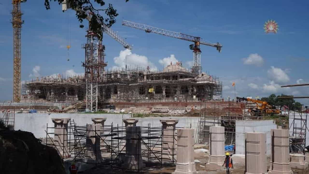 ಅಯೋಧ್ಯೆ ರಾಮಮಂದಿರದ ನಿರ್ಮಾಣ ಕಾರ್ಯ ಭರದಿಂದ ಸಾಗುತ್ತಿದ್ದು, ಕೆಲವೊಂದು ಕೆಲಸಗಳು ಪೂರ್ಣಗೊಂಡಿದೆ. ಜನವರಿಯಲ್ಲಿ ಇದರ ಉದ್ಟಾಟನೆ ನಡೆಯಲಿದೆ ಎಂದು ರಾಮ ಜನ್ಮಭೂಮಿ ಸಮಿತಿ ಹೇಳಿದೆ. ದೇಶದ ಅದೆಷ್ಟೋ ಭಕ್ತರು ರಾಮಮಂದಿರದ ಲೋಕಾರ್ಪಣೆಗೆ ಕಾತುರದಿಂದ ಕಾಯುತ್ತಿದ್ದಾರೆ. ಇನ್ನು ಅಲ್ಲಿಯ ನಿರ್ಮಾಣ ಕಾರ್ಯಗಳು ಹೇಗೆ ನಡೆಯುತ್ತಿದೆ. ಯಾವೆಲ್ಲ ಕೆಲಸಗಳು ಬಾಕಿದೆ ಎಂಬ ವಿವರ ಇಲ್ಲಿದೆ.
