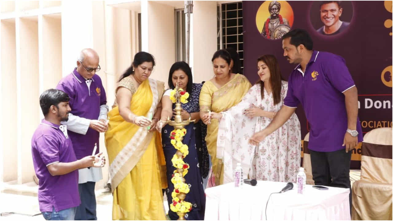 ಹಲವು ವರ್ಷಗಳಿಂದ ಕನ್ನಡ ಚಿತ್ರರಂಗದಲ್ಲಿ ನಟಿಯಾಗಿ ಸಕ್ರಿಯವಾಗಿರುವ ಕಾರುಣ್ಯ ರಾಮ್ ಅವರು ಒಂದಷ್ಟು ಸಮಾಜಮುಖಿ ಕಾರ್ಯಗಳಲ್ಲೂ ತೊಡಗಿಕೊಂಡಿದ್ದಾರೆ. ಅದಕ್ಕೆ ಇಲ್ಲಿದೆ ಒಂದು ಲೇಟೆಸ್ಟ್ ಉದಾಹರಣೆ. ಅಂಗಾಂಗ ದಾನ ಶಿಬಿರದಲ್ಲಿ ಭಾಗಿಯಾಗಿ ಅವರು ಜಾಗೃತಿ ಮೂಡಿಸುವ ಕೆಲಸ ಮಾಡಿದ್ದಾರೆ.