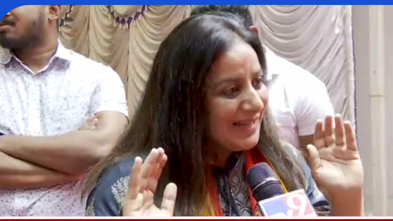 ಪ್ರತಿಭಟನೆಯಲ್ಲಿ ಕವನದ ಮೂಲಕ ಸಂದೇಶ ಸಾರಿದ ಪೂಜಾ ಗಾಂಧಿ; ಇಲ್ಲಿದೆ ವಿಡಿಯೋ ಪ್ರತಿಭಟನೆಯಲ್ಲಿ ಕವನದ ಮೂಲಕ ಸಂದೇಶ ಸಾರಿದ ಪೂಜಾ ಗಾಂಧಿ; ಇಲ್ಲಿದೆ ವಿಡಿಯೋ