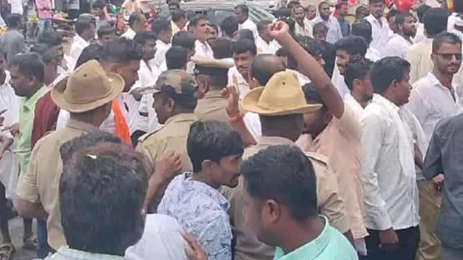 ಪೊಲೀಸರ ವಿರುದ್ದ ಒಕ್ಕಲಿಗ ಮುಖಂಡರಿಂದ ರಸ್ತೆ ತಡೆದು ಪ್ರತಿಭಟನೆ