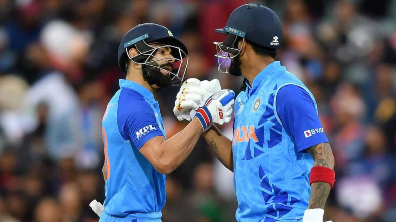 ಏಷ್ಯಾಕಪ್ ಟೂರ್ನಿಯ ಸೂಪರ್ 4 ಸುತ್ತಿನ ಭಾಗವಾಗಿ ಪಾಕಿಸ್ತಾನ ವಿರುದ್ಧ ನಡೆಯುತ್ತಿರುವ ಪಂದ್ಯದಲ್ಲಿ ಕೆಎಲ್ ರಾಹುಲ್ ಅಪರೂಪದ ಮೈಲುಗಲ್ಲು ತಲುಪಿದ್ದಾರೆ. ಇಂಜುರಿಯಿಂದ ಚೇತರಿಸಿಕೊಂಡು ಕಣಕ್ಕಿಳಿದ ರಾಹುಲ್, ಕಿಂಗ್ ಕೊಹ್ಲಿಯ 12 ವರ್ಷಗಳ ಹಿಂದಿನ ದಾಖಲೆಯನ್ನು ಸರಿಗಟ್ಟಿದ್ದಾರೆ.