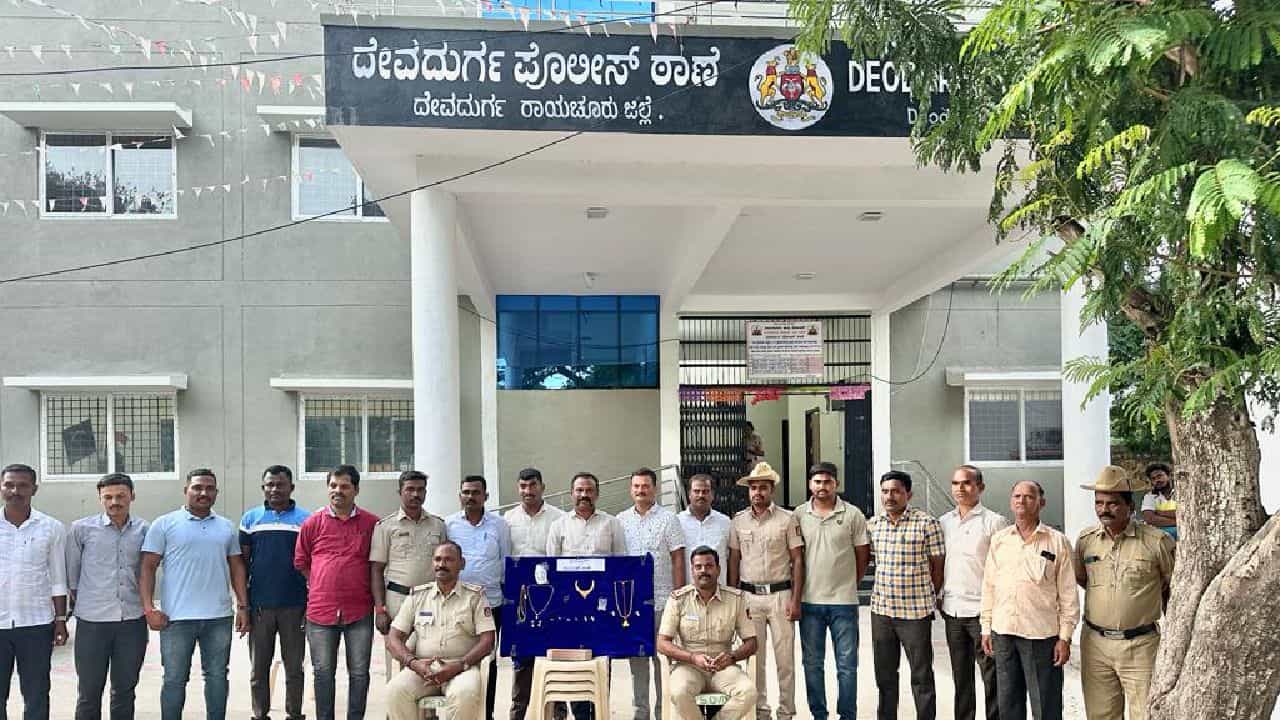 ರಾಯಚೂರು: ಕೂಲಿ ಕೆಲಸ ಮಾಡುತ್ತೇನೆಂದು ಕಳ್ಳತನ ಮಾಡುತ್ತಿದ್ದ ಕುಖ್ಯಾತ ಕಳ್ಳನ ಬಂಧನ ರಾಯಚೂರು: ಕೂಲಿ ಕೆಲಸ ಮಾಡುತ್ತೇನೆಂದು ಕಳ್ಳತನ ಮಾಡುತ್ತಿದ್ದ ಕುಖ್ಯಾತ ಕಳ್ಳನ ಬಂಧನ