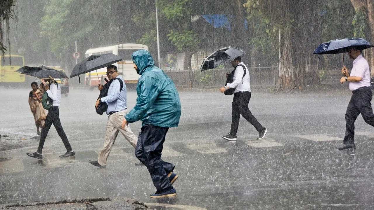 Karnataka Weather: ರಾಜ್ಯದ ಈ 6 ಜಿಲ್ಲೆಗಳಲ್ಲಿ ಮುಂದಿನ 24 ಗಂಟೆ ಭಾರಿ ಮಳೆ ಸಾಧ್ಯತೆ: ಯೆಲ್ಲೋ ಅಲರ್ಟ್ ಘೋಷಣೆ Karnataka Weather: ರಾಜ್ಯದ ಈ 6 ಜಿಲ್ಲೆಗಳಲ್ಲಿ ಮುಂದಿನ 24 ಗಂಟೆ ಭಾರಿ ಮಳೆ ಸಾಧ್ಯತೆ: ಯೆಲ್ಲೋ ಅಲರ್ಟ್ ಘೋಷಣೆ
