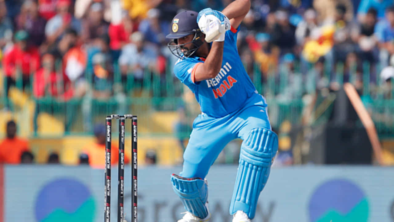 ಇಂದು ಭಾರತ ಮತ್ತು ಶ್ರೀಲಂಕಾ ನಡುವೆ 2023 ರ ಏಷ್ಯಾಕಪ್ನ ಫೈನಲ್ ಪಂದ್ಯ ನಡೆಯುತ್ತಿದೆ. ಈ ಉಭಯ ತಂಡಗಳ ನಡುವಿನ ಕದನಕ್ಕೆ ಆರ್. ಪ್ರೇಮದಾಸ ಮೈದಾನ ಆತಿಥ್ಯವಹಿಸುತ್ತಿದೆ. ಇನ್ನು ಇದೇ ಪಂದ್ಯದಲ್ಲಿ ನಾಯಕ ರೋಹಿತ್ ಶರ್ಮಾ ವಿಶೇಷ ದಾಖಲೆ ಕೂಡ ಬರೆಯಲಿದ್ದಾರೆ.