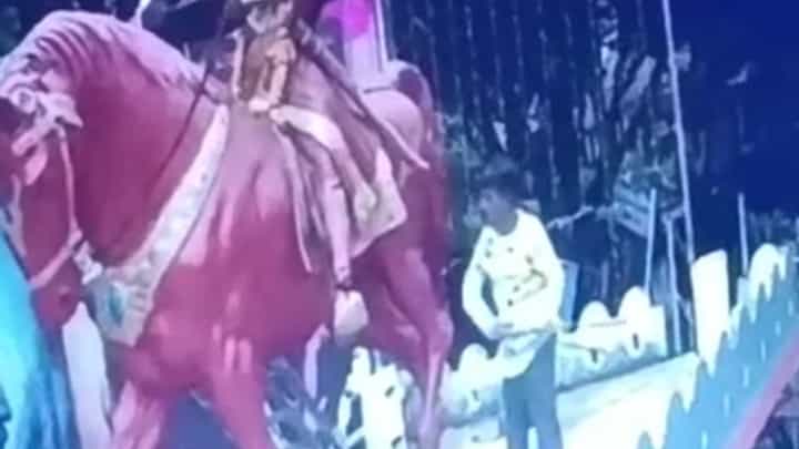 Video: ಕುಡಿದ ಮತ್ತಿನಲ್ಲಿ ಶಿವಾಜಿ ಮೂರ್ತಿಗೆ ಹಾನಿ: ಕುಡುಕನ ರಾದ್ಧಾಂತ ಸಿಸಿಟಿವಿಯಲ್ಲಿ ಸೆರೆ Video: ಕುಡಿದ ಮತ್ತಿನಲ್ಲಿ ಶಿವಾಜಿ ಮೂರ್ತಿಗೆ ಹಾನಿ: ಕುಡುಕನ ರಾದ್ಧಾಂತ ಸಿಸಿಟಿವಿಯಲ್ಲಿ ಸೆರೆ