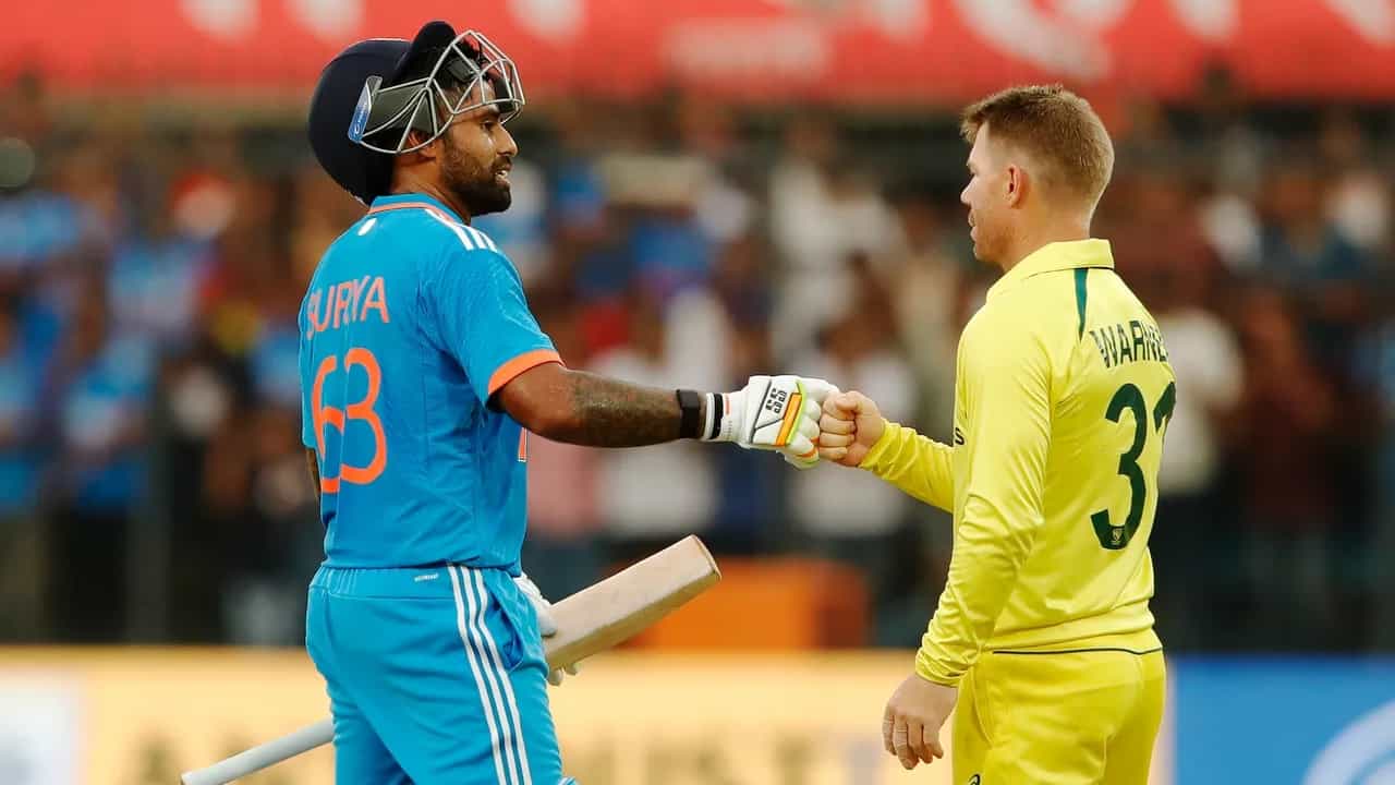 ಇಂದೋರ್ನಲ್ಲಿ ನಡೆದ ಆಸ್ಟ್ರೇಲಿಯಾ ವಿರುದ್ಧದ 2ನೇ ಏಕದಿನ ಪಂದ್ಯದಲ್ಲಿ ಟೀಮ್ ಇಂಡಿಯಾ 99 ರನ್ಗಳ ಭರ್ಜರಿ ಜಯ ಸಾಧಿಸಿದೆ. ಈ ಪಂದ್ಯದಲ್ಲಿ ಶ್ರೇಯಸ್ ಅಯ್ಯರ್ (105) ಹಾಗೂ ಶುಭ್ಮನ್ ಗಿಲ್ (104) ಶತಕ ಬಾರಿಸಿದರೆ, ಕೆಎಲ್ ರಾಹುಲ್ (52) ಹಾಗೂ ಸೂರ್ಯಕುಮಾರ್ ಯಾದವ್ (72) ಅರ್ಧಶತಕ ಸಿಡಿಸಿ ಮಿಂಚಿದ್ದರು.