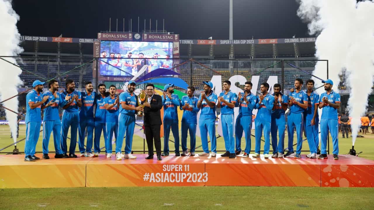 ಭಾನುವಾರ ನಡೆದ ಏಷ್ಯಾಕಪ್ 2023 ರ ಫೈನಲ್ ಪಂದ್ಯದಲ್ಲಿ ಶ್ರೀಲಂಕಾವನ್ನು 10 ವಿಕೆಟ್ಗಳಿಂದ ಸೋಲಿಸಿದ ಟೀಂ ಇಂಡಿಯಾ ದಾಖಲೆಯ ಎಂಟನೇ ಬಾರಿಗೆ ಏಷ್ಯನ್ ಚಾಂಪಿಯನ್ ಆಗಿ ಹೊರಹೊಮ್ಮಿದೆ. ಕೊಲಂಬೊದ ಆರ್. ಪ್ರೇಮದಾಸ ಸ್ಟೇಡಿಯಂನಲ್ಲಿ ನಡೆದ ಫೈನಲ್ನಲ್ಲಿ ಆತಿಥೇಯರನ್ನು 15.2 ಓವರ್ಗಳಲ್ಲಿ 50 ರನ್ಗಳಿಗೆ ಆಲೌಟ್ ಮಾಡಿದ ಭಾರತ ನಂತರ ಕೇವಲ 6.1 ಓವರ್ಗಳಲ್ಲಿ ಗುರಿ ತಲುಪಿತು.