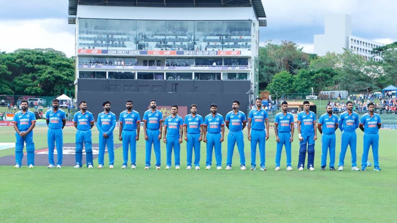 ಶನಿವಾರ ಪಲ್ಲೆಕೆಲೆಯಲ್ಲಿ ನಡೆದ ಭಾರತ ಮತ್ತು ಪಾಕಿಸ್ತಾನ ನಡುವಿನ ಏಷ್ಯಾಕಪ್ ಪಂದ್ಯದ ನಂತರ ಬಿಸಿಸಿಐನ ಹಿರಿಯ ರಾಷ್ಟ್ರೀಯ ಆಯ್ಕೆ ಸಮಿತಿಯು 2023ರ ಏಕದಿನ ವಿಶ್ವಕಪ್ಗೆ 15 ಸದಸ್ಯರ ಭಾರತ ತಂಡವನ್ನು ಅಂತಿಮಗೊಳಿಸಿದೆ ಎಂದು ವರದಿಯಾಗಿದೆ.