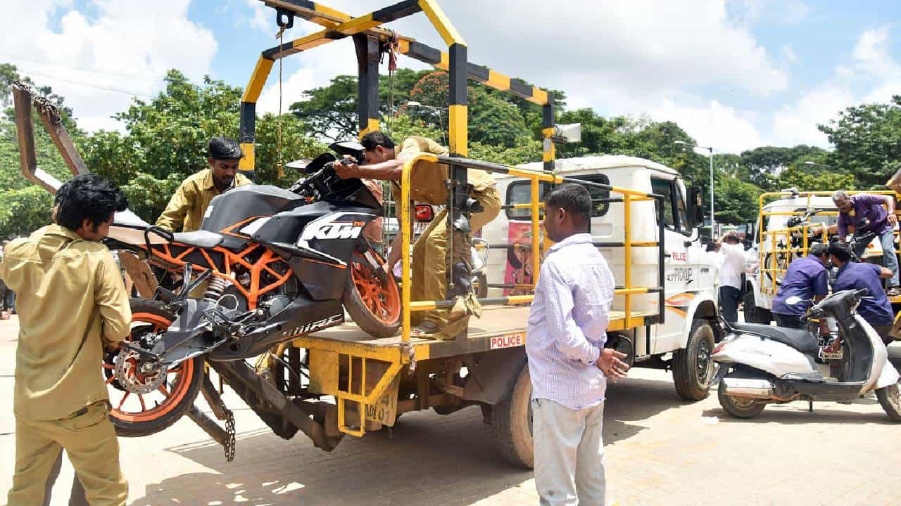 ವಾಹನ ಸವಾರರೇ ಎಚ್ಚರ: ಬೆಳಗಾವಿಯಲ್ಲಿ ಮತ್ತೆ ರಸ್ತೆಗಿಳಿಯಲಿವೆ ಟೋಯಿಂಗ್ ವಾಹನಗಳು ವಾಹನ ಸವಾರರೇ ಎಚ್ಚರ: ಬೆಳಗಾವಿಯಲ್ಲಿ ಮತ್ತೆ ರಸ್ತೆಗಿಳಿಯಲಿವೆ ಟೋಯಿಂಗ್ ವಾಹನಗಳು