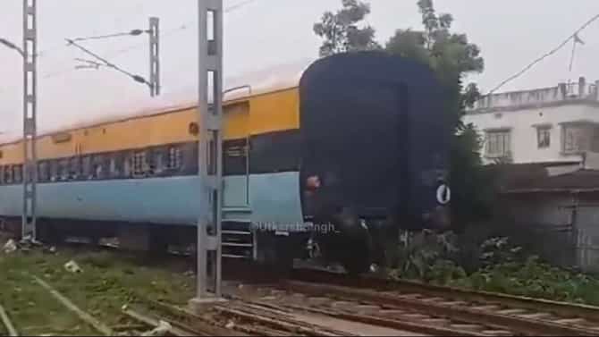 ಎಂಜಿನ್​ ಇಲ್ಲದೇ ನಿಗೂಢವಾಗಿ ಚಲಿಸಿದ ರೈಲು; ಆತ್ಮನಿರ್ಭರ್ ರೈಲು?